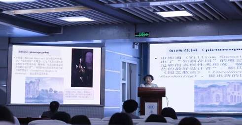 一群人在台上演讲描述已自动生成