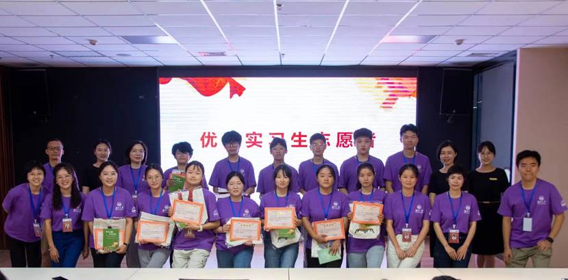 优秀志愿者合照